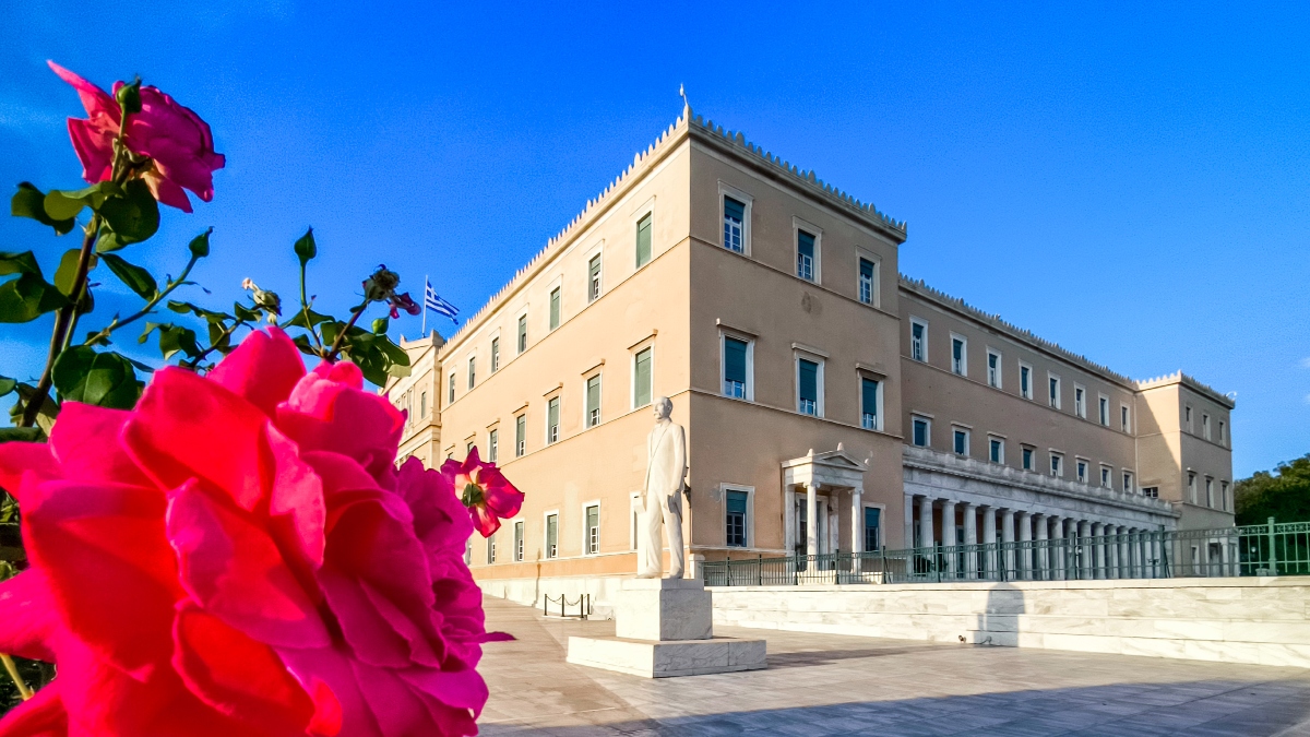 Τα επτά μέτρα άμεσης εφαρμογής για την στήριξη των πολιτών – Από τα 150 ευρώ για κάθε παιδί έως τις 72 δόσεις