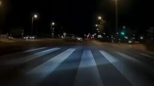 Παρολίγον τραγωδία στη Λεωφόρο Βουλιαγμένης: ΙΧ παραβίασε το κόκκινο και πέρασε “ξυστά” από μηχανή  (βίντεο)