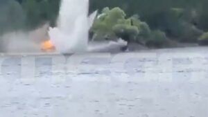 Μέτσοβο: Βίντεο με την πτώση του πυροσβεστικού ελικοπτέρου – Κολύμπησαν για να σωθούν οι χειριστές