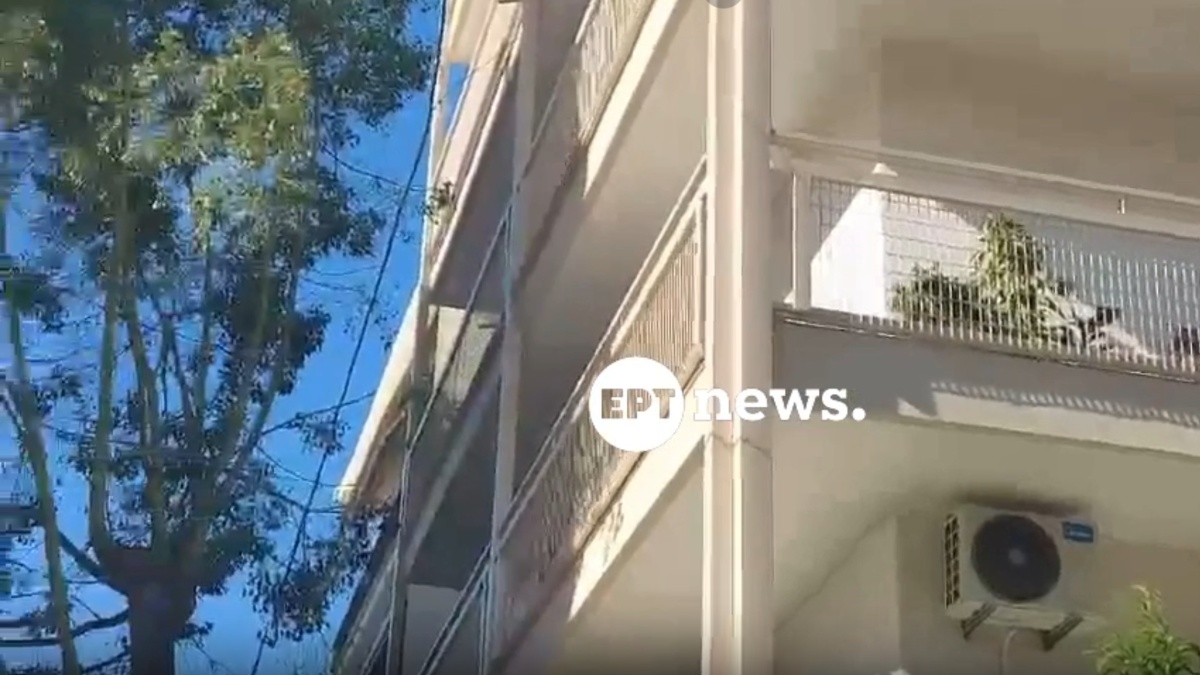 Γυναικοκτονία στην Καλαμάτα: “Βοήθεια” φώναζε η 39χρονη μητέρα – Ο 41χρονος δράστης άνοιξε στους αστυνομικούς φορώντας μία μπλούζα γεμάτη αίματα