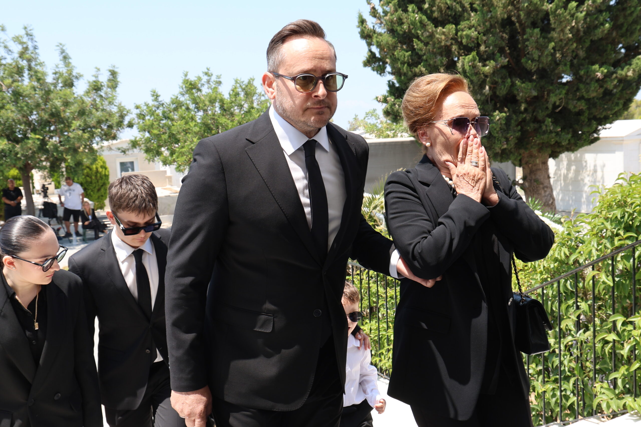 Κηδεία Βασίλη Λεβέντη: Ράκος η σύζυγος και ο γιος του, Μάριος Γεωργιάδης, στο τελευταίο αντίο