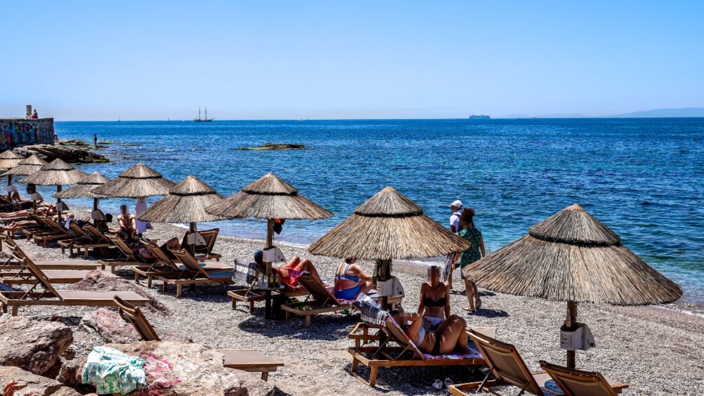Καιρός σήμερα: Ο Ιούλιος κάνει “ποδαρικό” με 38άρια – Πού θα εκδηλωθούν τοπικές βροχές