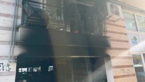 Θεσσαλονίκη: Συντονισμένη επίθεση σε σπίτια τριών στελεχών της ΝΔ – Πυρπόλησαν αυτοκίνητα, 5 άτομα στο νοσοκομείο (βίντεο)