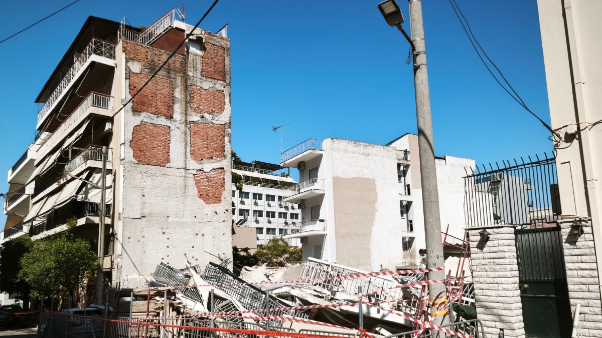 Ελεύθεροι οι 5 συλληφθέντες για την κατάρρευση της πολυκατοικίας στα Πετράλωνα – Προκαταρκτική εξέταση διέταξε ο εισαγγελέας