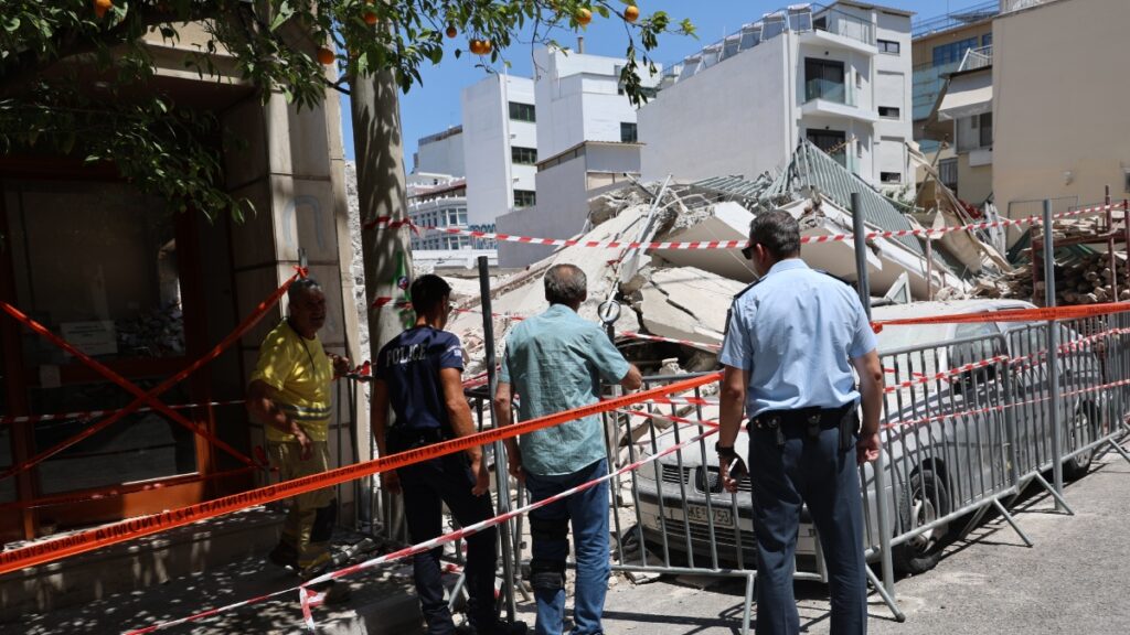 Πετράλωνα: Εκκενώθηκε και το διπλανό κτίριο από την πολυκατοικία που κατέρρευσε – Έλεγχοι στατικής επάρκειας