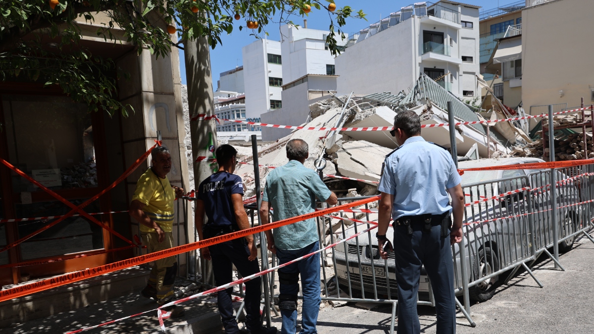 Πετράλωνα: Εκκενώθηκε και το διπλανό κτίριο από την πολυκατοικία που κατέρρευσε – Έλεγχοι στατικής επάρκειας