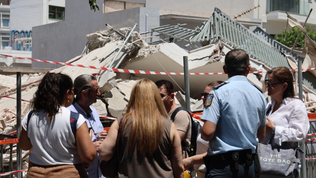 Κατάρρευση πολυκατοικίας στα Πετράλωνα: “Είμαστε χωρίς σπίτι – Ζητάμε αποζημιώσεις από αυτούς που έκαναν τη ζημιά”