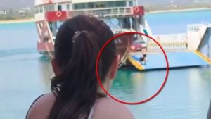 Ελαφόνησος: Πλοίο έκανε ελιγμούς με ανοιχτό καταπέλτη στο λιμάνι – Ανδρας επιβιβάστηκε… κολυμπώντας (βίντεο)