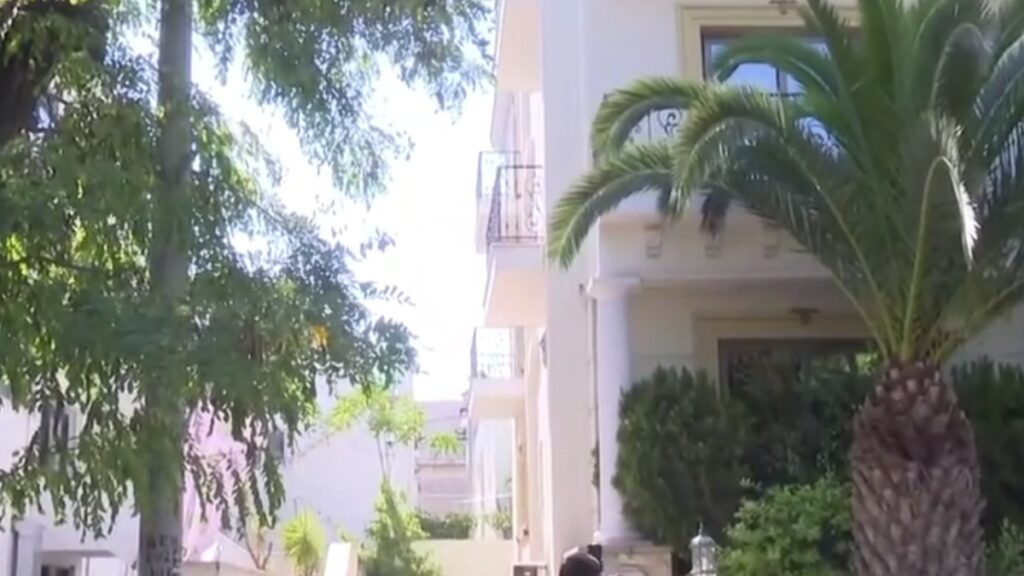 Χαλάνδρι: Χαροπαλεύει ο 17χρονος που έπεσε από μπαλκόνι ξενοδοχείου – Το “κόλπο” για να αγοράσει αλκοόλ