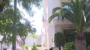 Χαλάνδρι: Εγκεφαλικά νεκρός ο 17χρονος που έπεσε από μπαλκόνι ξενοδοχείου – Το “κόλπο” για να αγοράσει αλκοόλ