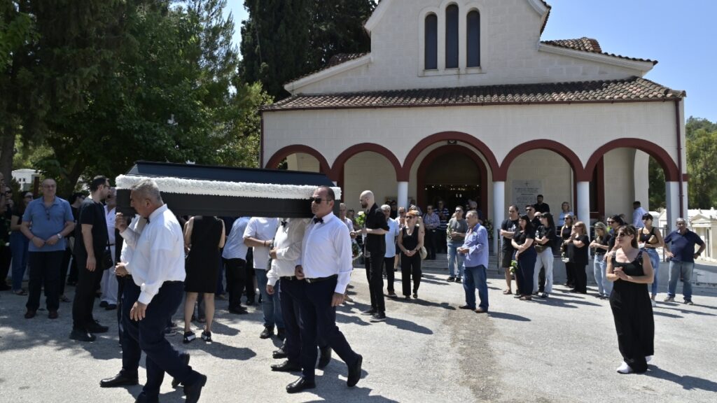 Μιχάλης Μόσιος: Θλίψη στην κηδεία του “Ταμτάκου” – Συντετριμμένος ο γιος του
