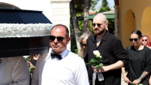 Μιχάλης Μόσιος: Θλίψη στην κηδεία του “Ταμτάκου” – Συντετριμμένος ο γιος του