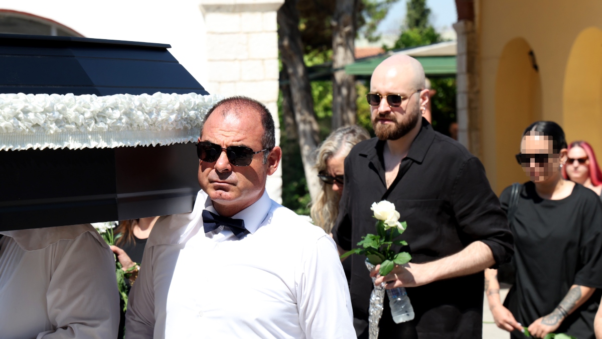 Μιχάλης Μόσιος: Θλίψη στην κηδεία του “Ταμτάκου” – Συντετριμμένος ο γιος του