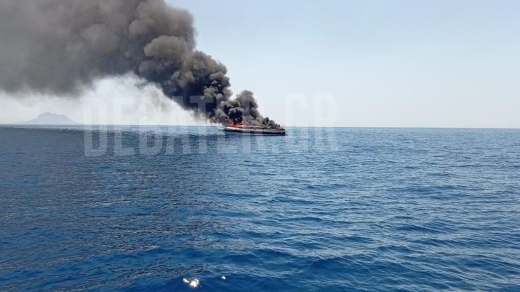 Βουλιαγμένη: Ταχύπλοο σκάφος τυλίχθηκε στις φλόγες – Πώς σώθηκαν οι 4 επιβαίνοντες (βίντεο)