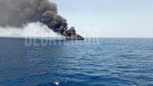 Βουλιαγμένη: Ταχύπλοο σκάφος τυλίχθηκε στις φλόγες – Πώς σώθηκαν οι 4 επιβαίνοντες (βίντεο)