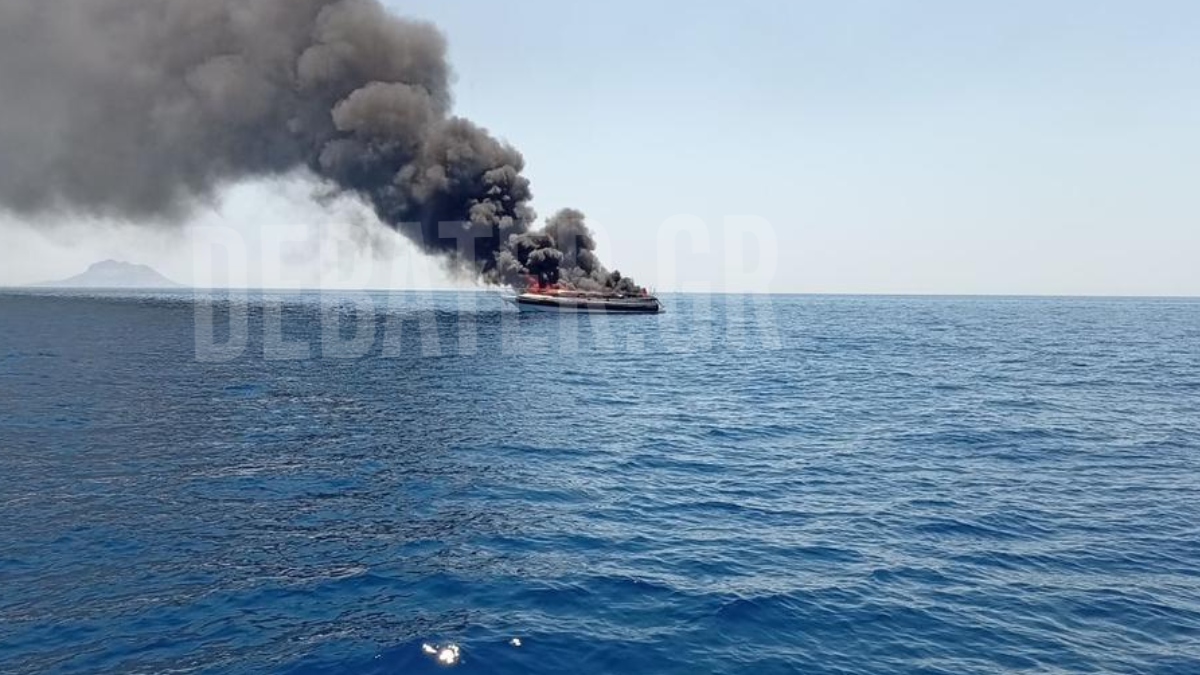 Βουλιαγμένη: Ταχύπλοο σκάφος τυλίχθηκε στις φλόγες – Πώς σώθηκαν οι 4 επιβαίνοντες (βίντεο)