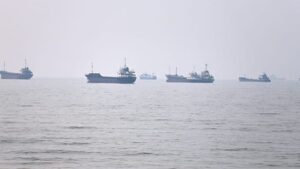 Νέα κλιμάκωση στα Στενά του Ορμούζ: Οι ΗΠΑ λένε ότι το Ιράν χτύπησε δύο εμπορικά πλοία
