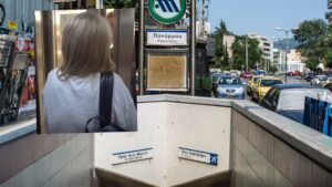 Μετρό Πανόρμου: Γυναίκα καταγγέλλει ότι κλείστηκε στο ασανσέρ για 50 λεπτά (βίντεο)