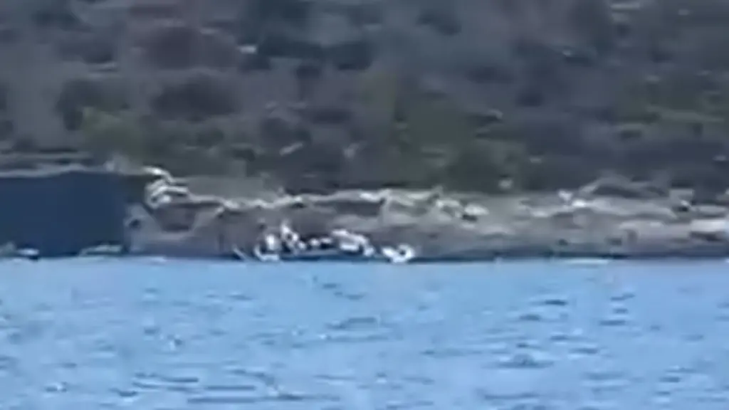 Αίγινα: Δείτε βίντεο από την προσάραξη θαλαμηγού με 14 επιβαίνοντες