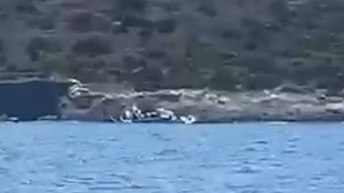 Αίγινα: Δείτε βίντεο από την προσάραξη θαλαμηγού με 14 επιβαίνοντες