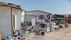 Θεσσαλονίκη: “Βουνά” από μπάζα, απόβλητα και μηχανήματα σε εταιρεία-“φάντασμα” στο Καλοχώρι (Φωτογραφίες)