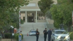 Φωτιά στο Σισμανόγλειο: “Τρέξαμε να σωθούμε, έφυγα με τον ορό – Σε δευτερόλεπτα ο διάδρομος γέμισε καπνό”