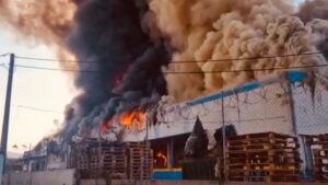 Φωτιά σε επιχείρηση στον Ασπρόπυργο: 6 τραυματίες με σοβαρά εγκαύματα, οι 3 διασωληνωμένοι – Ήχησε το 112 (βίντεο)