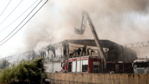 Ασπρόπυργος: 11 οι τραυματίες από τη φωτιά σε επιχείρηση, οι 3 διασωληνωμένοι – Ανησυχία για φορτηγό γεμάτο προπάνιο στο προαύλιο (βίντεο)