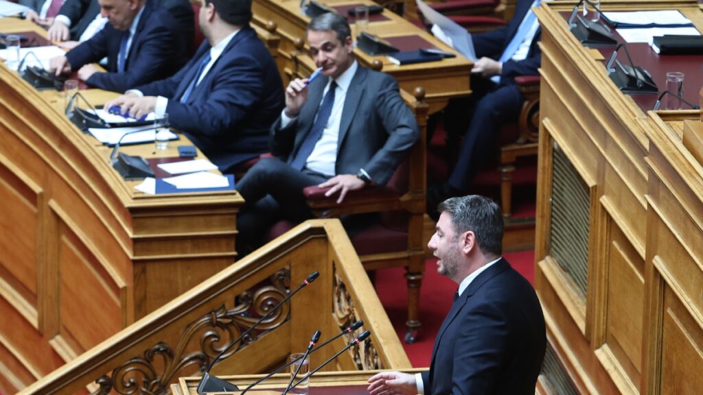 LIVE η “μάχη” Μητσοτάκη – Ανδρουλάκη στη Βουλή για την ακρίβεια