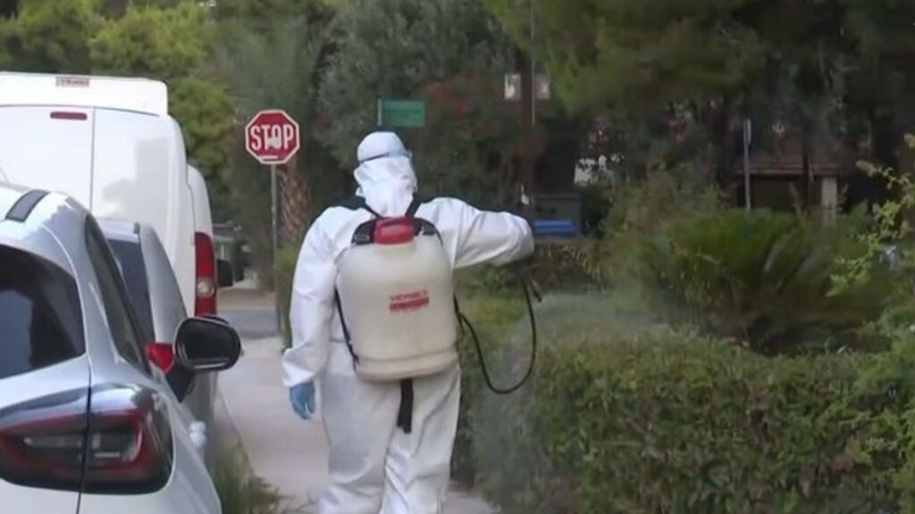 Γλυφάδα: Ψεκασμοί από ειδικό συνεργείο μετά το κρούσμα του ιού του Δυτικού Νείλου (βίντεο)