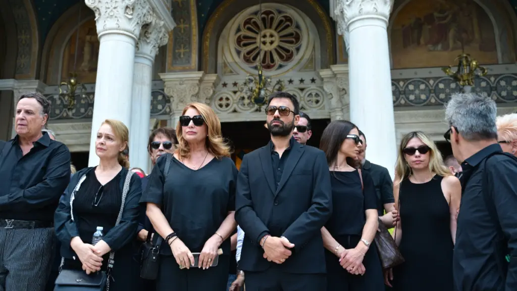 Η τελευταία υπόκλιση στη Μάρω Κοντού – Κακλαμάνης: “Ταξιδιάρα και αιώνια έφηβη, πρέπει να σου πω μια οριστική καληνύχτα” (Εικόνες)