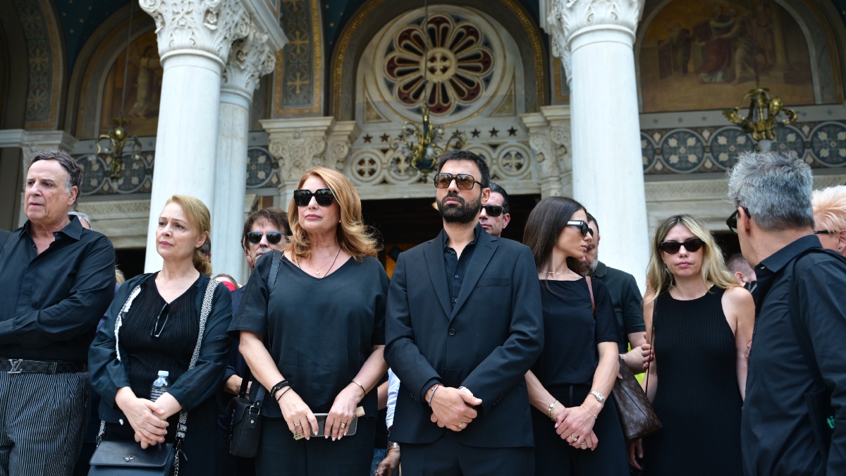 Η τελευταία υπόκλιση στη Μάρω Κοντού – Κακλαμάνης: “Ταξιδιάρα και αιώνια έφηβη, πρέπει να σου πω μια οριστική καληνύχτα” (Εικόνες)