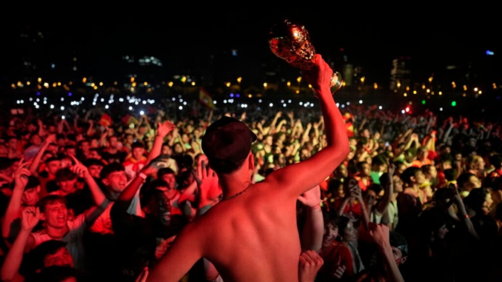 Στην Ισπανία δεν κοιμήθηκε κανείς: Γιορτή δίχως τέλος μετά την κατάκτηση του Παγκοσμίου Κυπέλλου (βίντεο)