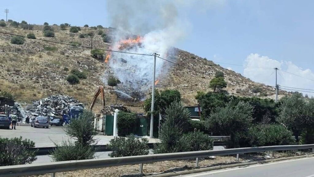 Πέραμα: Φωτιά στο πρανές της λεωφόρου Σχιστού – Επιχειρούν 4 εναέρια μέσα