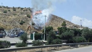 Πέραμα: Υπό μερικό έλεγχο η φωτιά στη λεωφόρο Σχιστού – Επιχειρούν 4 εναέρια μέσα