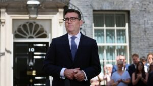 Άντι Μπέρναμ: Οι εξαγγελίες του νέου Βρετανού πρωθυπουργού και τα πρώτα τηλεφωνήματα σε ξένους ηγέτες