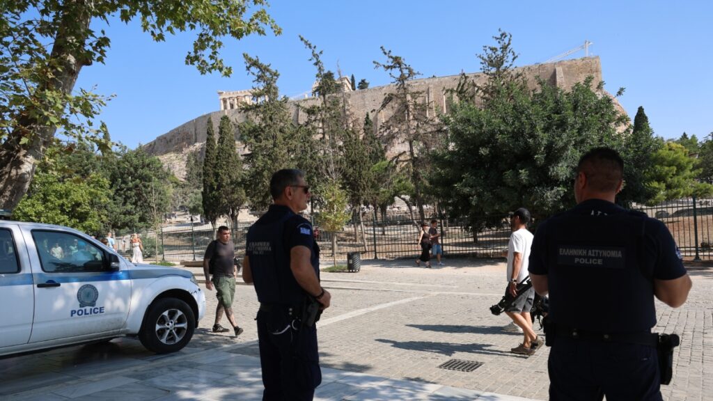 Επίθεση με μαχαίρι στην Ακρόπολη: Άστεγος δηλώνει ο δράστης – Το “βαρύ” παρελθόν και οι εγκλεισμοί σε ψυχιατρεία