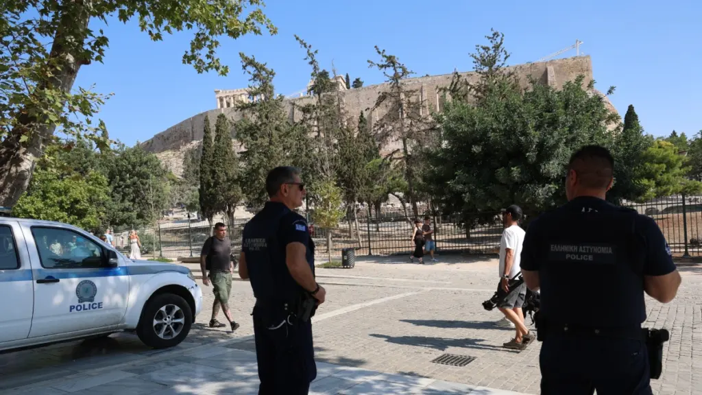 Επίθεση με μαχαίρι στην Ακρόπολη: Άστεγος δηλώνει ο δράστης – Το “βαρύ” παρελθόν και οι εγκλεισμοί σε ψυχιατρεία