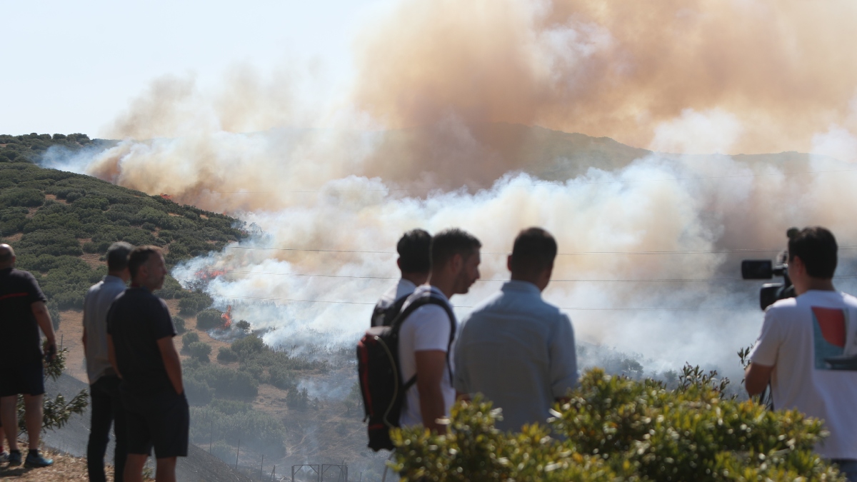 Φωτιά στο Δερβένι Θεσσαλονίκης: 112 για τους καπνούς, “μείνετε σε ετοιμότητα” – Επιχειρούν 78 πυροσβέστες και 7 εναέρια (Εικόνες)