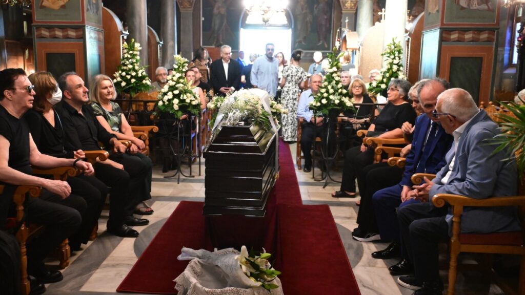 Το τελευταίο χειροκρότημα στη Μαίρη Λίντα – Συγκίνηση  στο εκκλησάκι του Γηροκομείου Αθηνών (Φωτογραφίες)
