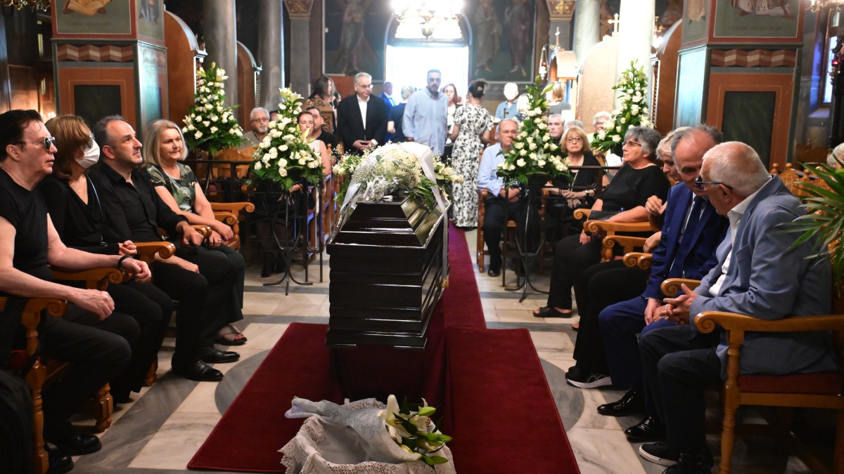 Το τελευταίο χειροκρότημα στη Μαίρη Λίντα – Συγκίνηση  στο εκκλησάκι του Γηροκομείου Αθηνών (Εικόνες)