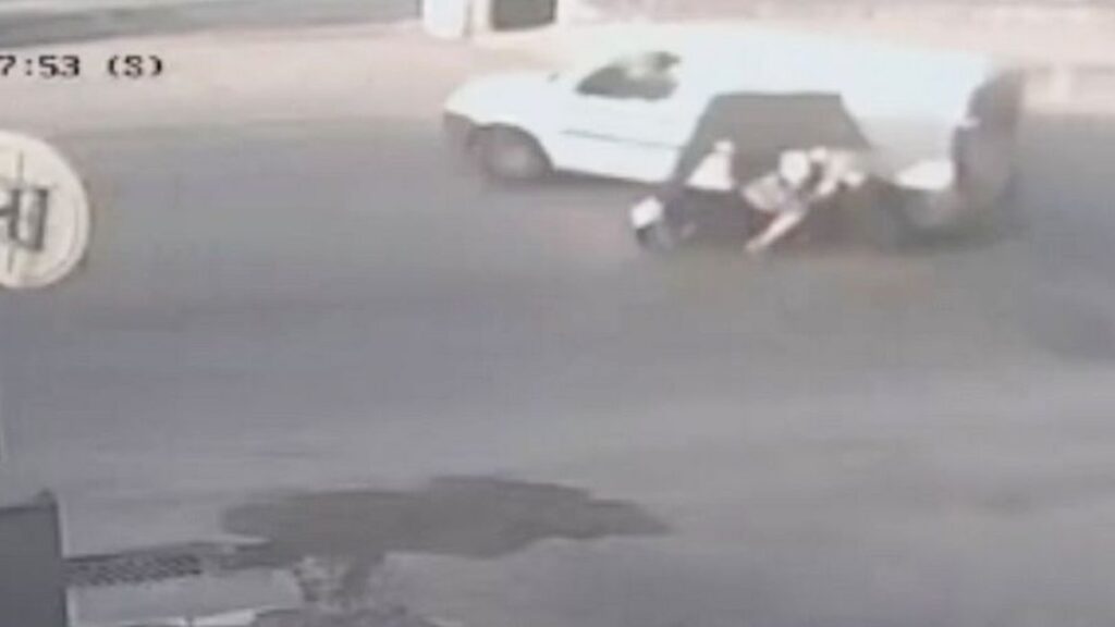 Λαμία: Βανάκι πετάχτηκε από STOP και έκλεισε τον δρόμο σε διανομέα – Βίντεο από τη στιγμή του τροχαίου