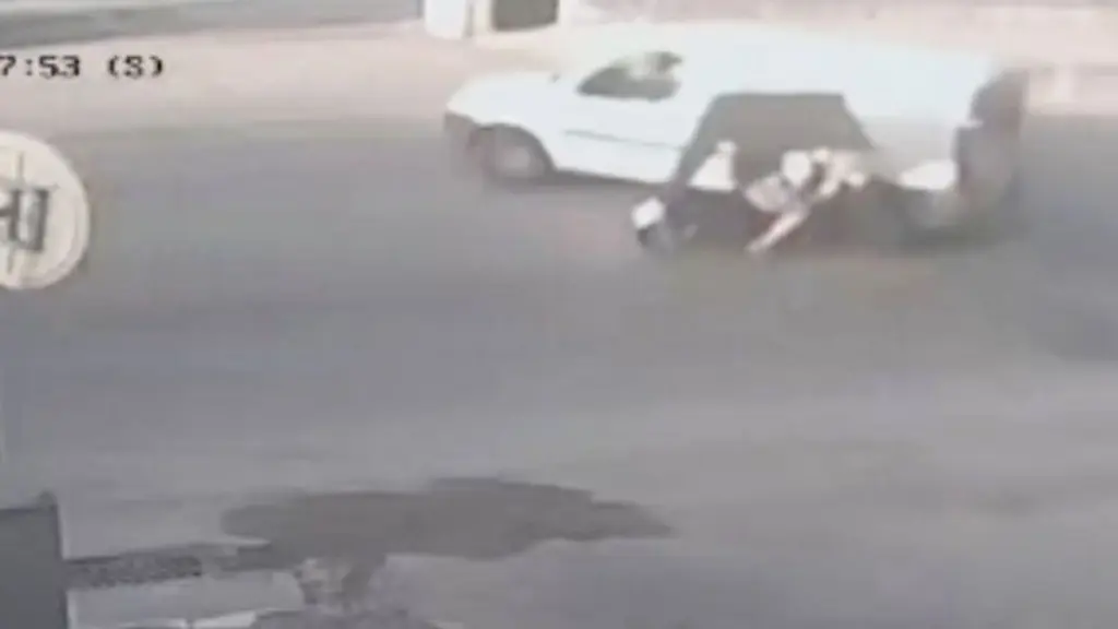 Λαμία: Βανάκι πετάχτηκε από STOP και έκλεισε τον δρόμο σε διανομέα – Βίντεο από τη στιγμή του τροχαίου
