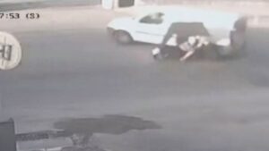 Λαμία: Βανάκι πετάχτηκε από STOP και έκλεισε τον δρόμο σε διανομέα – Βίντεο από τη στιγμή του τροχαίου