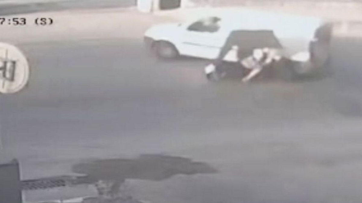 Λαμία: Βανάκι πετάχτηκε από STOP και έκλεισε τον δρόμο σε διανομέα – Βίντεο από τη στιγμή του τροχαίου