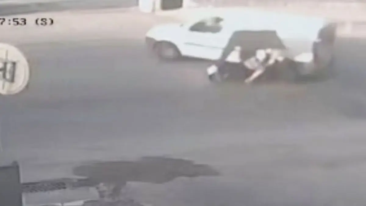 Λαμία: Βανάκι πετάχτηκε από STOP και έκλεισε τον δρόμο σε διανομέα – Βίντεο από τη στιγμή του τροχαίου