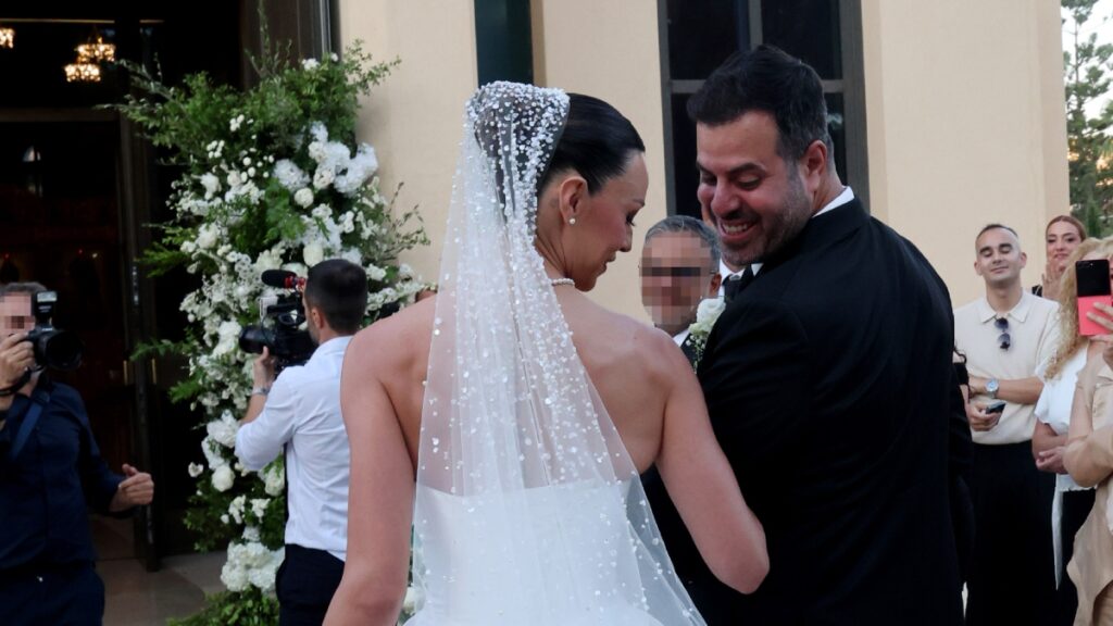 “Το για πάντα ξεκινάει εδώ” – Αδημοσίευτες φωτογραφίες από τον γάμο της Δώρας Παντέλη