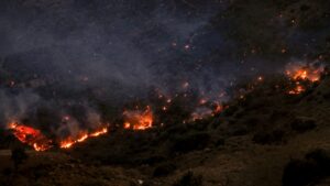 Εκτός ελέγχου η φωτιά στο Ρέθυμνο, πάνω από 15 χλμ. το μέτωπο – Δεν μπορούν να επιχειρήσουν τα εναέρια λόγω των ανέμων