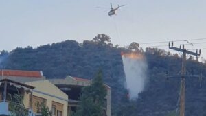 Λέσβος: Κρίσιμες ώρες για τη φωτιά στο Πλωμάρι – Οι  αναζωπυρώσεις και οι δυνατοί άνεμοι δυσκολεύουν το έργο της κατάσβεσης