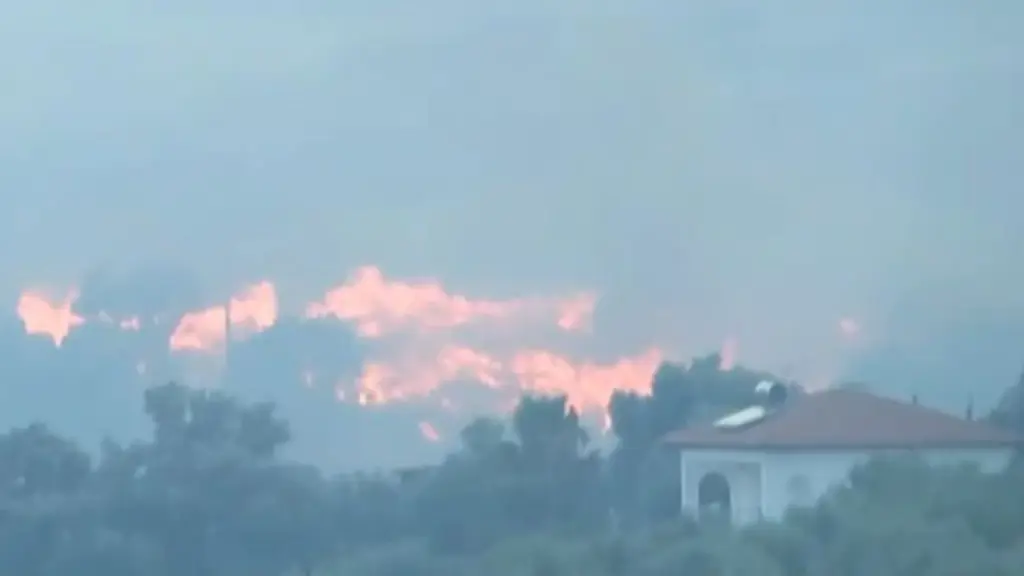Εκτός ελέγχου η φωτιά στο Ρέθυμνο, πάνω από 15 χλμ. το μέτωπο – Δεν μπορούν να επιχειρήσουν τα εναέρια λόγω των ανέμων